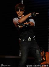 组图：谢霆锋献唱演唱会 蔡依林露胸垫上下走光