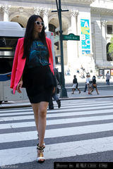 组图：曾黎纽约时尚街拍演绎摩登古典双面魅力