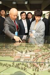 组图：海清怀抱非洲贫民窟儿童 诠释母爱“无国界”