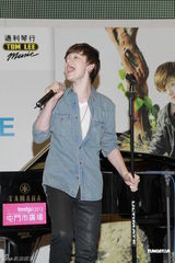 组图：Greyson Chance首见香港歌迷 被揩油亲脸颊