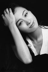 组图：练束梅黑白风情写真 沉静妩媚风情万种