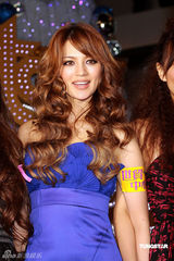 幻灯图：渡边知夏子访港 波浪卷发大秀成熟魅力