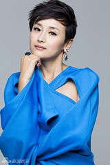 组图：傅淼蓝色装扮拍熟女写真 眼神淡定