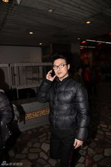 组图：央视春晚落幕 众星亮相后台露轻松笑容