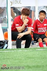 幻灯图集：Rain和曼联选手参加青少年慈善足球活动