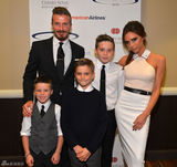 高清组图：小贝夫妇出席盛典 三位公子帅气亮相