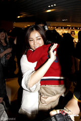 组图：张继聪个唱赤裸上身搞笑演出 谢安琪携子观看