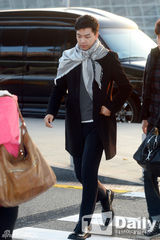 组图：李宝英李升基等赴港 韩彩英御姐范儿