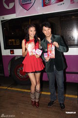 组图：陈嘉桓着短裤宣传产品 引男粉丝要求合照