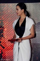 组图：小宋佳红唇优雅迷人 白裙裹身秀婀娜曲线