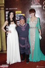 组图：万圣节关心妍扮菠萝头王菲钱国伟扮鸟叔