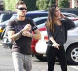 组图：梅根-福克斯踩恨天高外出 产后两月急速瘦身