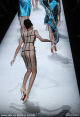 组图：众模特走秀频摔倒坐地 高跟鞋惹祸难驾驭