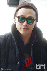 组图：Rain赴中国拍新片 现身机场展大牌范儿