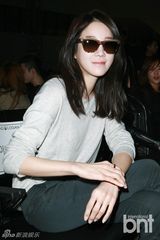 组图：崔江熙苏怡贤等亮相时装秀展熟女风范