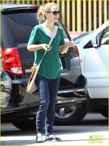 组图：波特曼穿绿衫抱子出街 小家伙拿水壶卖萌