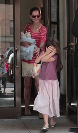 组图：阿汤嫂带淑女范儿小苏瑞纽约出游