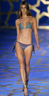 高清组图：帕丽斯-希尔顿巴西时装周上客串走秀