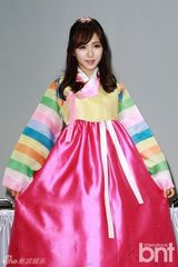 组图：韩团AOA成员身着韩服亮相签名会