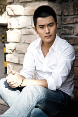 组图：新晋实力小生沈泰写真 偶像范儿十足