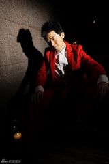 组图：任泉写真红色西装暖意足 展现帅气迎圣诞