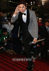 组图：李光洙亮相青龙红毯 千鸟纹西服显气质不凡