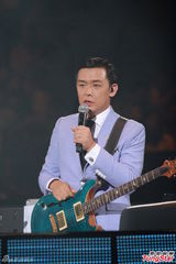 高清图：众巨星撑场雷颂德个唱 杨千嬅蕾丝诱惑