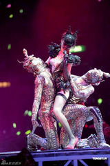 组图：容祖儿香港红馆开唱 与舞伴亲密不尴尬