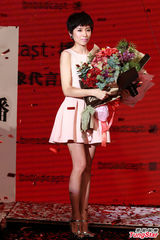 组图：董洁捞金玩快闪 王大治做评委手舞足蹈