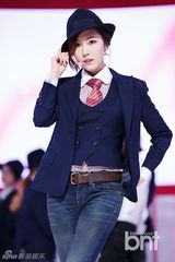 组图：少女时代回归打榜夺冠 西装礼帽显帅气