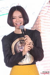 组图：戚薇发公益写真升级3D芳香版