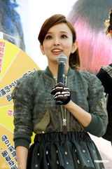 组图：怀秋大方献吻女粉丝 爱纱自曝有暗恋对象