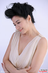 53岁钟楚红典雅写真 置身浪漫花海裙角飞扬(图)