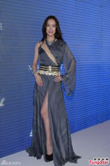 组图：张智霖皮衣有型 同场女星露底抛奶斗性感