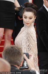 组图：范冰冰戛纳走秀 发髻复古蕾丝礼服妩媚优雅