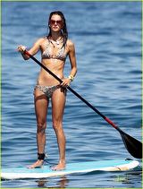 组图：名模安布罗休夏威夷度假 比基尼秀曼妙身材