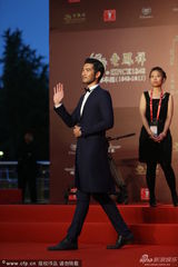 组图：上海电影节开幕 高以翔金荷娜携手走红毯