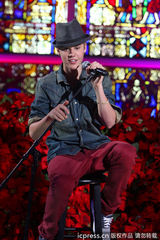 组图：贾斯汀-比伯录制新年晚会置身花海帅气迷人