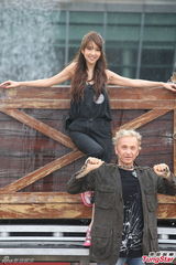 组图：薛凯琪亮相澳门 冒雨助阵魔术演出