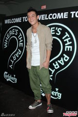 组图：陈冠希发布会女友撑场 否认欠林建岳巨款