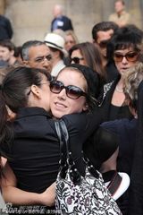 幻灯图：法国演员贝尔纳-吉欧多出殡 遗孀手捧鲜花