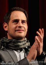 《我最好的敌人》首映 斯特劳斯玩黑白配展风情