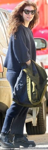 组图：才女洛儿出街太阳镜前卫 被批品味奇怪