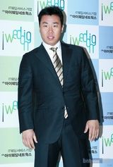 组图：韩棒球选手李容奎与女星刘荷娜喜结连理 