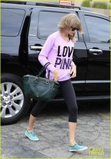 组图：泰勒俏丽短发上舞蹈课 粉衣紧身裤清新范