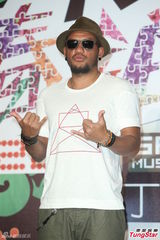 组图：陈绮贞结婚无着落 张震岳猛健身晒成黑炭