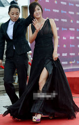 组图：南宝拉高开衩黑裙修长美腿毕露