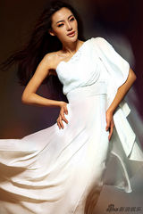 幻灯图：张雷柔美气质写真 露肩裙衬托俏媚佳人