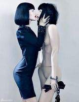 组图：梅根福克斯与女木偶拍时尚大片 上演同性暧昧 