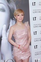 组图：滨崎步签写真集慈善义卖 绯闻男友默契相伴